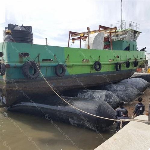 Slipwayschip lanceert rubberen airbags
